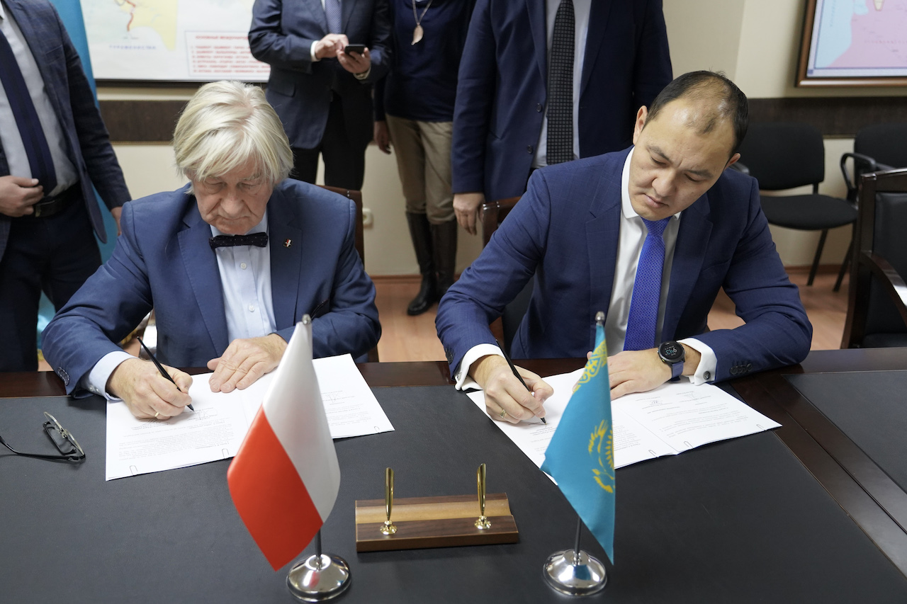 Ассоциацией автодорожников Казахстана и Польским дорожным Конгрессом подписано Соглашение о взаимопонимании и сотрудничестве в целях оказания содействия по вступлению Казахстана во Всемирную дорожную ассоциацию
